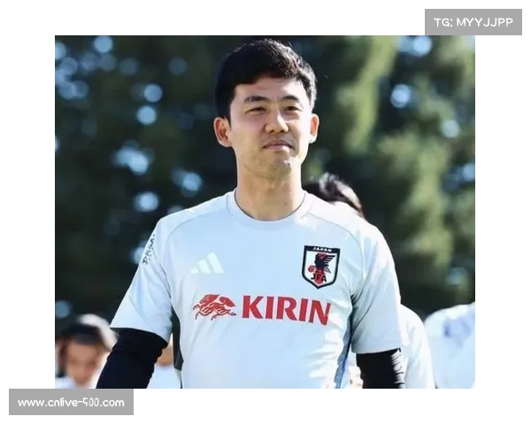 利物浦中场远藤航脚踝严重受伤,被担架抬离光明球场